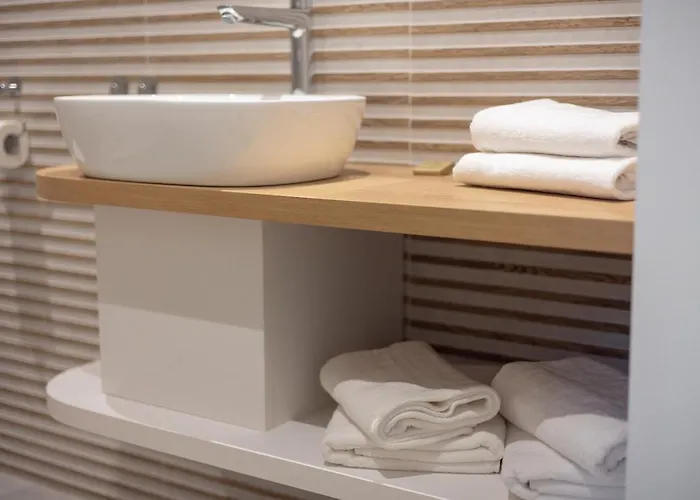 Esencja Warszawy Nowy Swiat By Bookinghost Varsovie