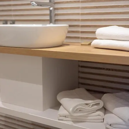 Esencja Warszawy Nowy Swiat By Bookinghost Varsovia