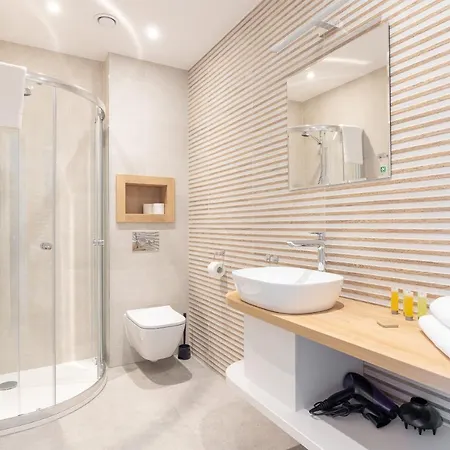 Esencja Warszawy Nowy Swiat By Bookinghost Warsaw